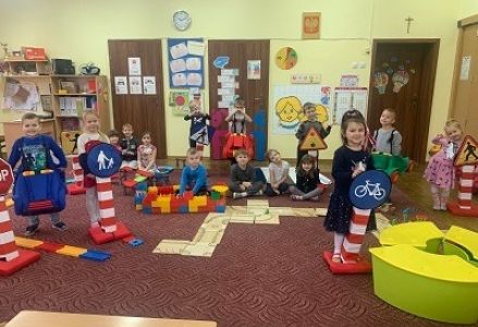 zdjęcie grupowe podczas zabawy konstrukcyjnej