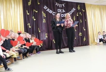 Dzieci z grupy Kubusia Puchatka i Misia Uszatka podczas uroczystości z okazji Dnia Babci i Dziadka