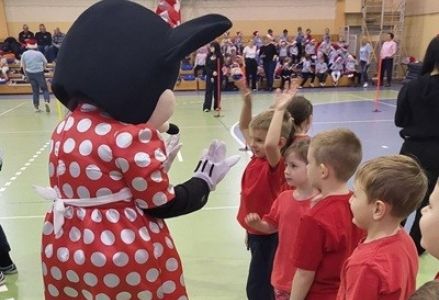 grupa dzieci przedszkolnych podczas udziały w Mikołajkowym Turnieju Starszaków
