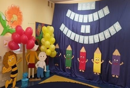 grupa dzieci przedszkolnych podaczas uroczystości pasowania na przedszkolaka w oddziale Radwanki