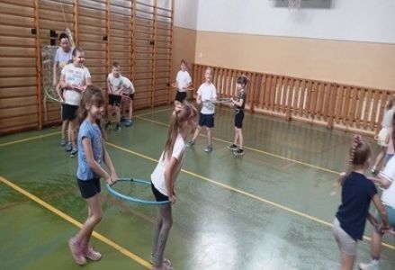 grupa dzieci podczas zajęć gimnastycznych w szkole
