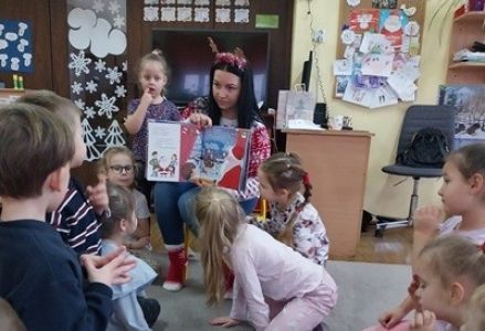 grupa dzieci przedszkolnych podczas wizyty rodziców na czytaniu opowiadań
