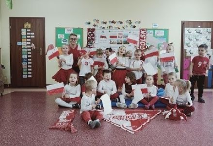 zdjęcie grupowe dzieci - Dzień Flagi