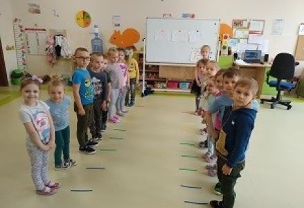 Dzieci ułożyły drabinę z kolorowych rurek