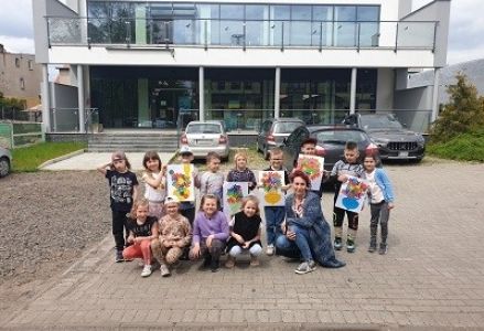 dzieci przedszkole laurka biblioteka