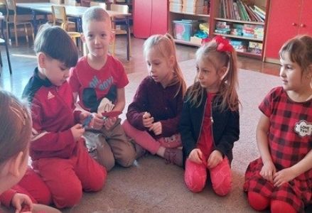 grupa dzieci przedszkolnych podczas zajęć o miłości z okazji Walentynek