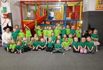 grupa dzieci przedszkolnych podczas obchodów Andrzejek w sali zabaw Monkey Park