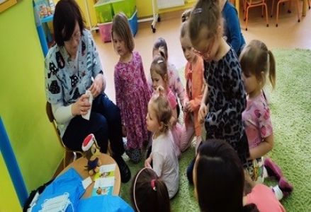 grupa dzieci przedszkolnych podczas zajęć z preorientacji zawodowej z weterynarzem