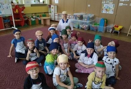 zdjęcie grupowe w strojach kucharskich