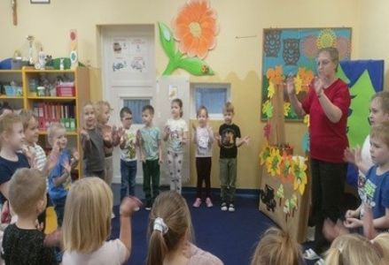 grupa dzieci przedszkolnych podczas jesiennych zajęć otwartych z rodzicami