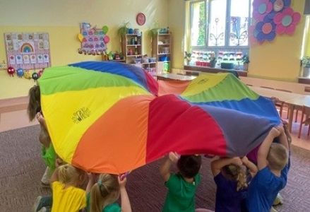 grupa dzieci przedszkolnych podczas obchodów Światowego Dnia Świadomości Autyzmu