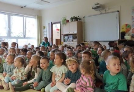 grupa dzieci przedszkolnych podczas uroczystości Powitania Wiosny
