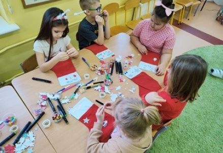 grupa dzieci przedszkolnych podczas warsztatów bożonarodzeniowych