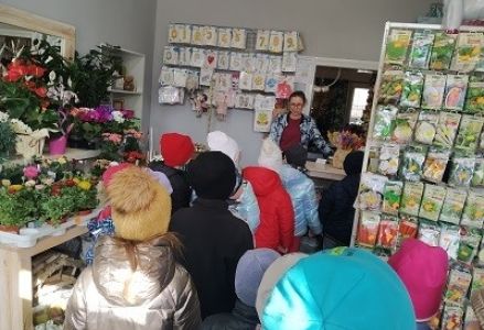 zdjęcie dzieci we wnętrzu kwiaciarni