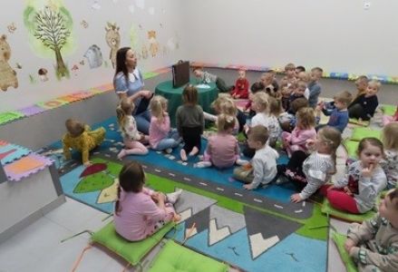 grupa dzieci przedszkolnych podczas teatrzyku kamishibai "Wilk i siedem koźlątek"