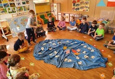 grupa dzieci podczas zajęć o morzu