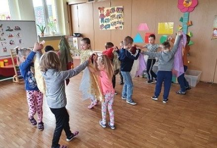 grupa dzieci podczas aktywności dydaktycznej