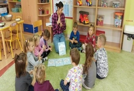 grupa dzieci podczas zajęć