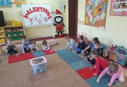 dzieci podczas zabaw matematycznych z liczmanami