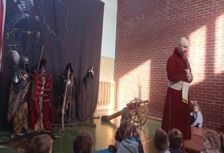 grupa dzieci przedszkolnych podczas żywej lekcji historii