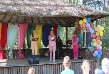 grupa dzieci przedszkolnych i ich rodziców podczas festynu rodzinnego "Świat Kolorów" w Margoninie