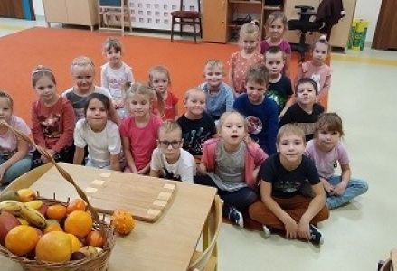 dzieci obserwują owoce
