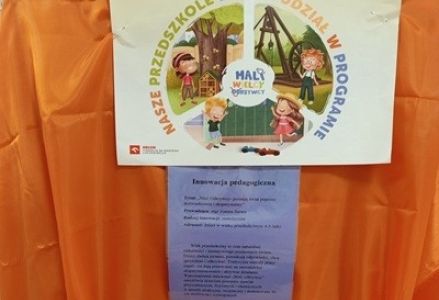 grupa dzieci przedszkolnych podczas zabaw badawczych nad ropą naftową w ramach projektu edukacyjnego "Mali Wielcy Odkrywcy"