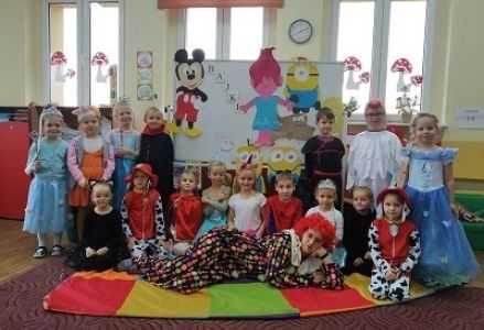 zjęcie grupowe w strojach postaci z bajek