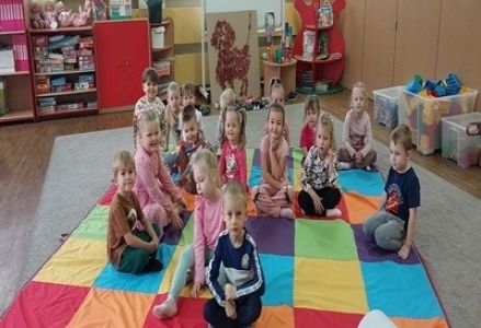 Dzieci z grupy Misia Uszatka utrwalały znajomość kolorów i kształtów