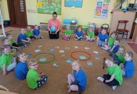 grupa dzieci przedszkolnych podczas zajęć przyrodniczych z okazji Dnia Ziemi