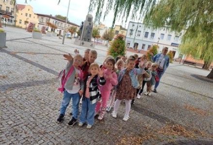 grupa dzieci przedszkolnych podczas jesiennej wizyty w bibliotece