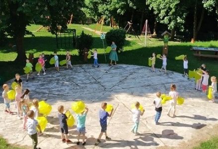 dzieci stoją w kole