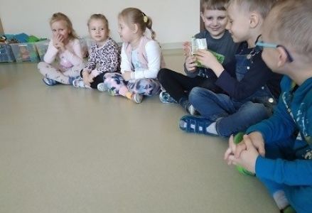 grupa dzieci podczas zajęć polisensorycznych