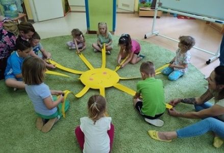 grupa dzieci przedszkolnych podczas zajęć otwartych z rodzicami