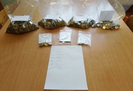 pieniądze w woreczkach z kartką z rozliczeniem