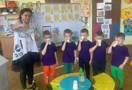 zdjęcie grupowe dzieci - Europejski Dzień Mózgu