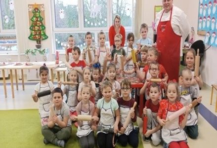 Grupa Muminków przygotowuje świąteczne pierniczki 2023