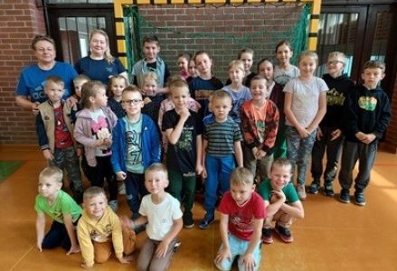grupa dzieci przedszkolnych podczas wizyty w szkole podstawowej