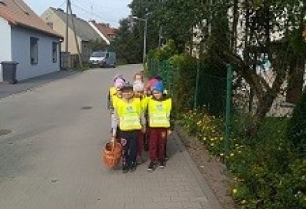 dzieci ustawione w kolumnie