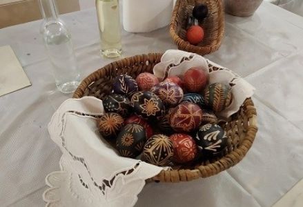 PISANKI W WIELKANOCNYM KOSZYKU