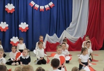 grupa dzieci przedszkolnych podczas uroczystości z okazji Dnia Flagi