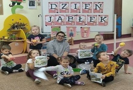 grupa dzieci jabłko