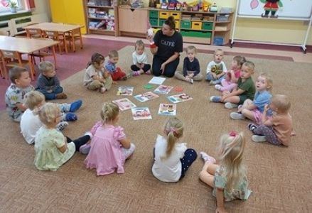 grupa dzieci przedszkolnych podczas zajęć na temat przestrzegania zasad w przedszkolu
