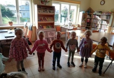 dzieci trzymają się za rączki