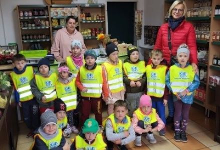 Wycieczka do sklepu dzieci z grupy Wróbelka Elemelka 2023