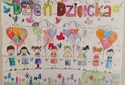 grupa dzieci przedszkolnych podczas obchodów dnia dziecka w bibliotece w Lipinach