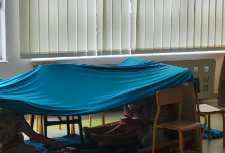 Dzieci z grupy przedszkolnej podczas biwaku w sali z okazji powitania wakacji