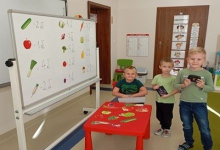 grupa dzieci przedszkolnych podczas zajęć tematycznych - zabawa w sklepik