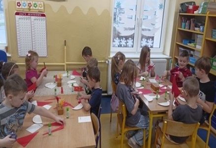 grupa dzieci przedszkolnych podczas zajęć plastycznych o Mikołaju