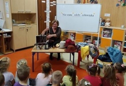 dzieci oglądają inscenizację